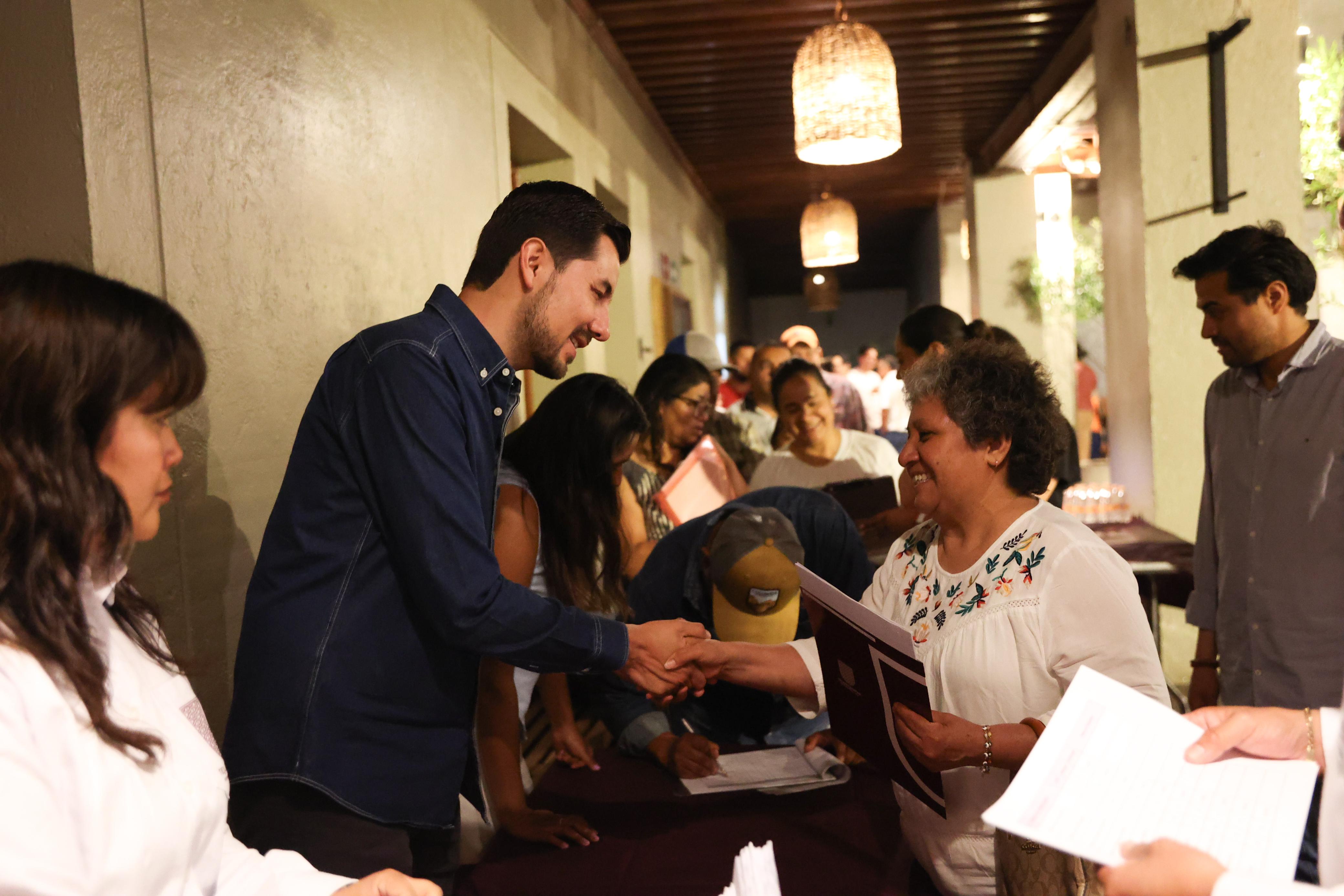 Encabeza alcalde Magaña entrega de escrituras públicas a familias de Tequisquiapan