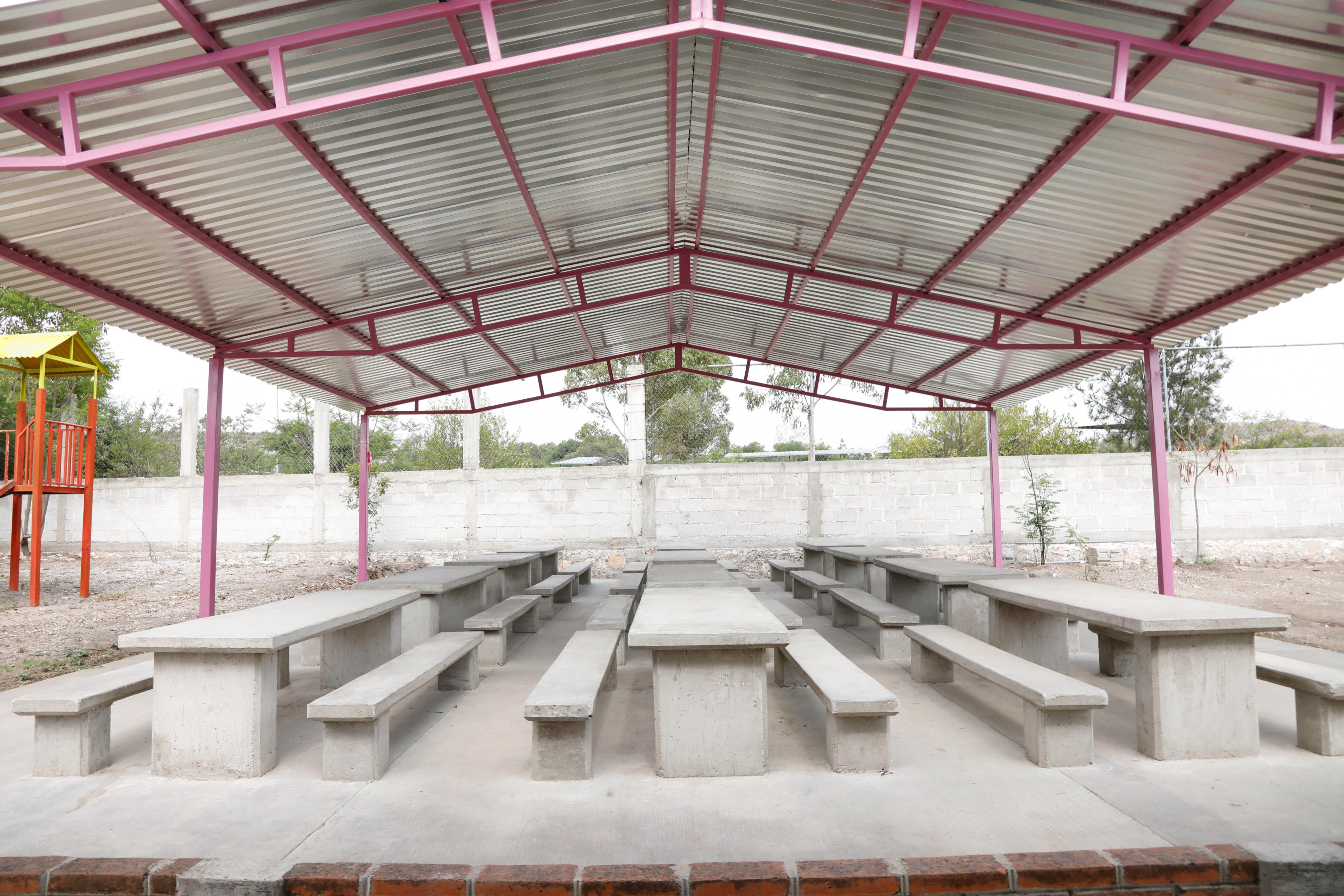 Entrega Gaspar Trueba Techumbre para Desayunadores en Preescolar 