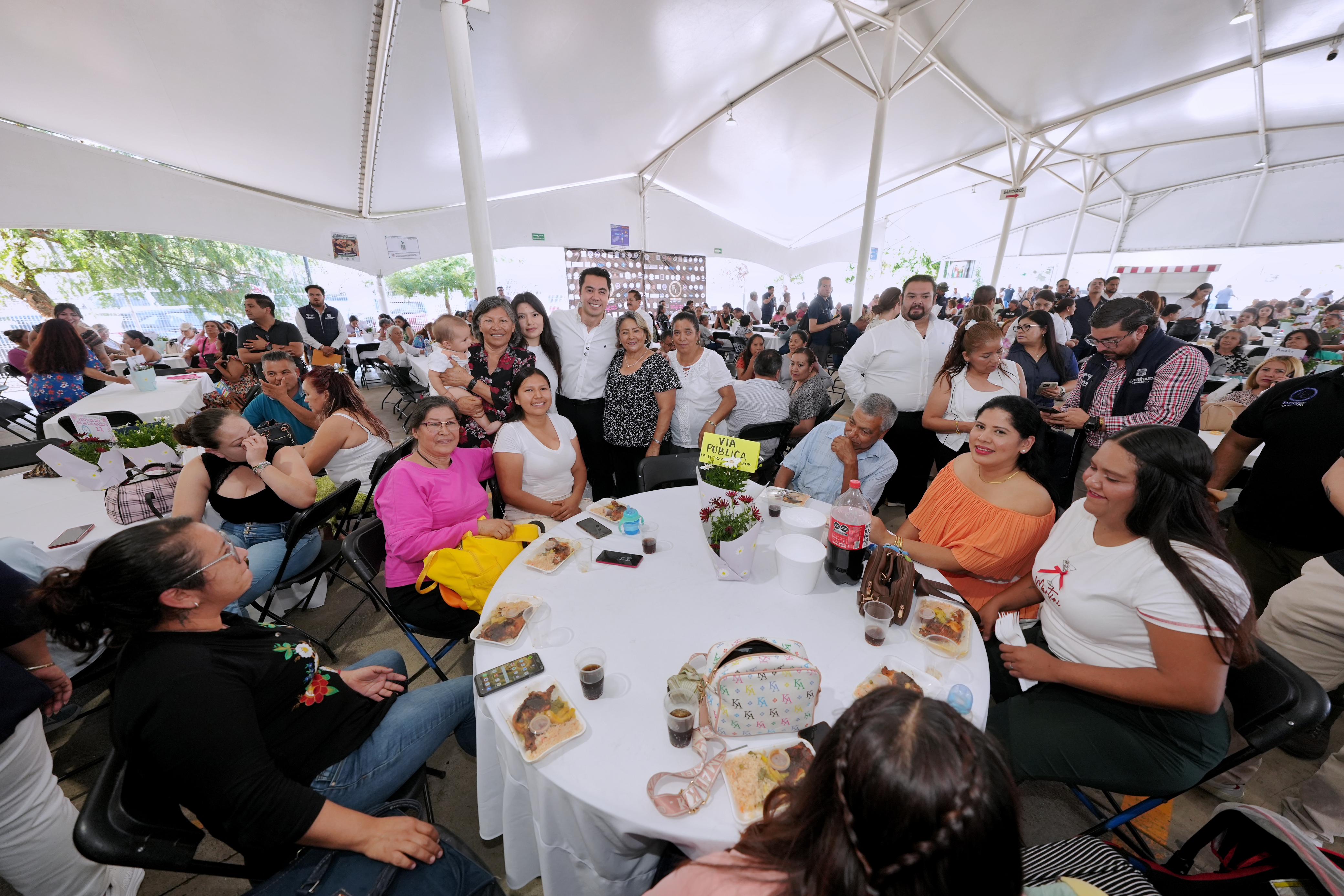 Refrenda Felifer Macías su respaldo al comercio establecido