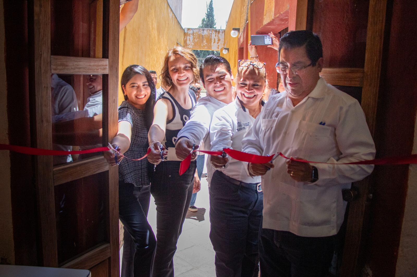 Inaugura López Birlain Plaza Comunitaria del INEA